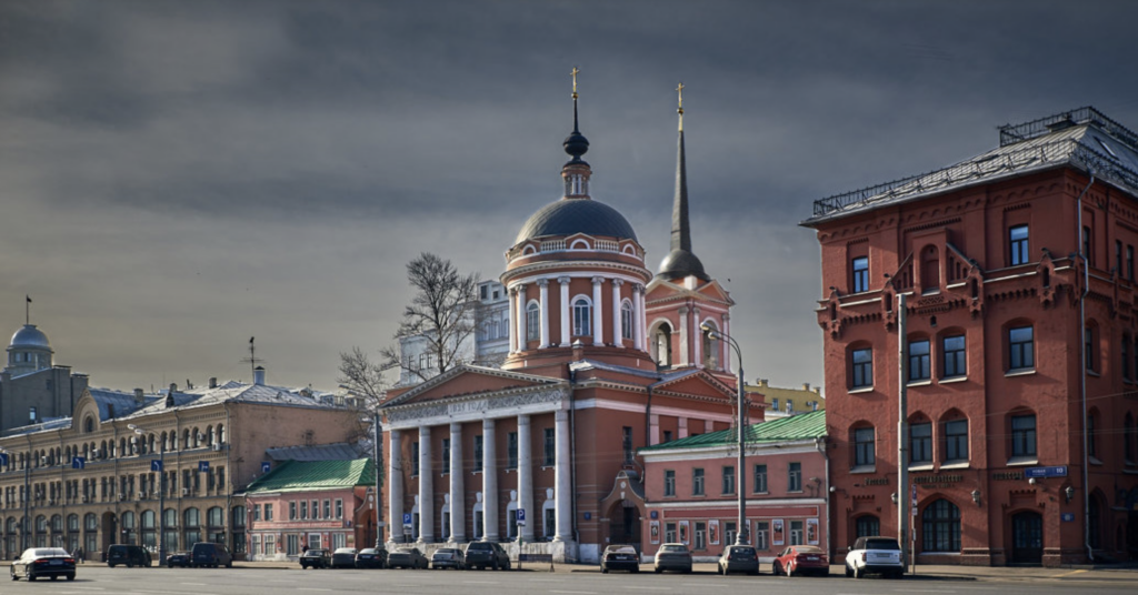 Церковь Иоанна Богослова Москва Лубянка. Храм Иоанна Богослова под вязом. Храм на Лубянке апостола Иоанна Богослова. Храм Иоанна Богослова под вязом г. Москва.