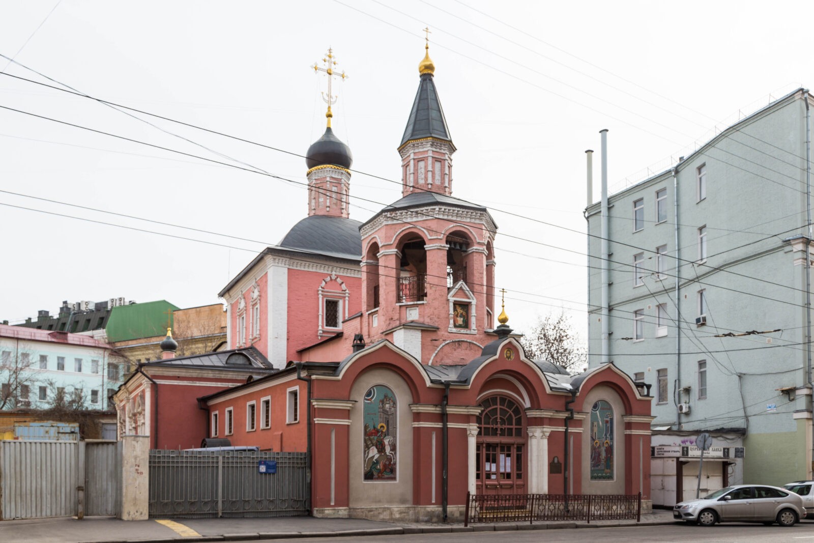 Храм святителей московских нижний. Храм Георгия Победоносца на Лубянке. Храм Святого Георгия в Москве. Храм великомученика Георгия Победоносца в старых Лучниках. Храм Георгия Победоносца в Москве на Варварке.