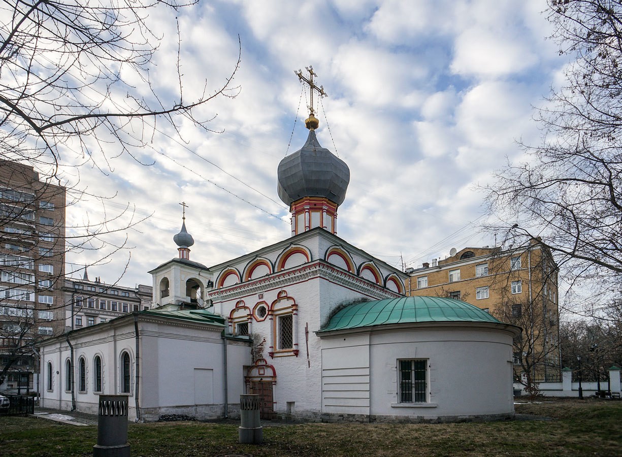 Храм власия в старой конюшенной слободе. Храм Святого Власия в Москве. Храм Власия в старой Конюшенной. Храм Святого Власия в Гагаринском переулке. Храм Святого Власия в Конюшенной Слободе.