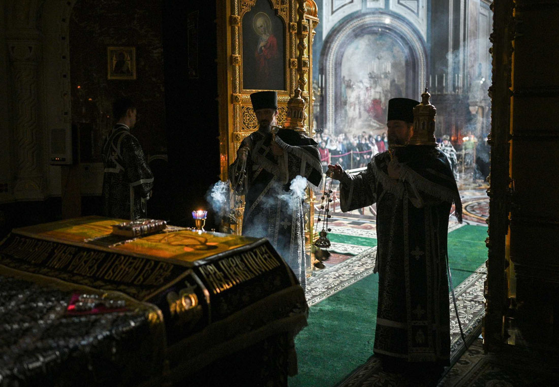 Богослужение в храме сегодня прямая трансляция. Плащаница в храме Христа Спасителя. В храме Христа Спасителя вечерня Великого пятка. Божественная литургия спас. Вынос чаши на Патриаршей литургии фото.