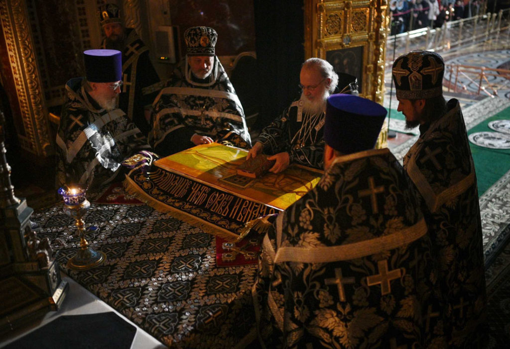 Вечерня великого пятка. В храме Христа Спасителя вынос Плащаницы. Великая вечерня. Вынос Плащаницы.