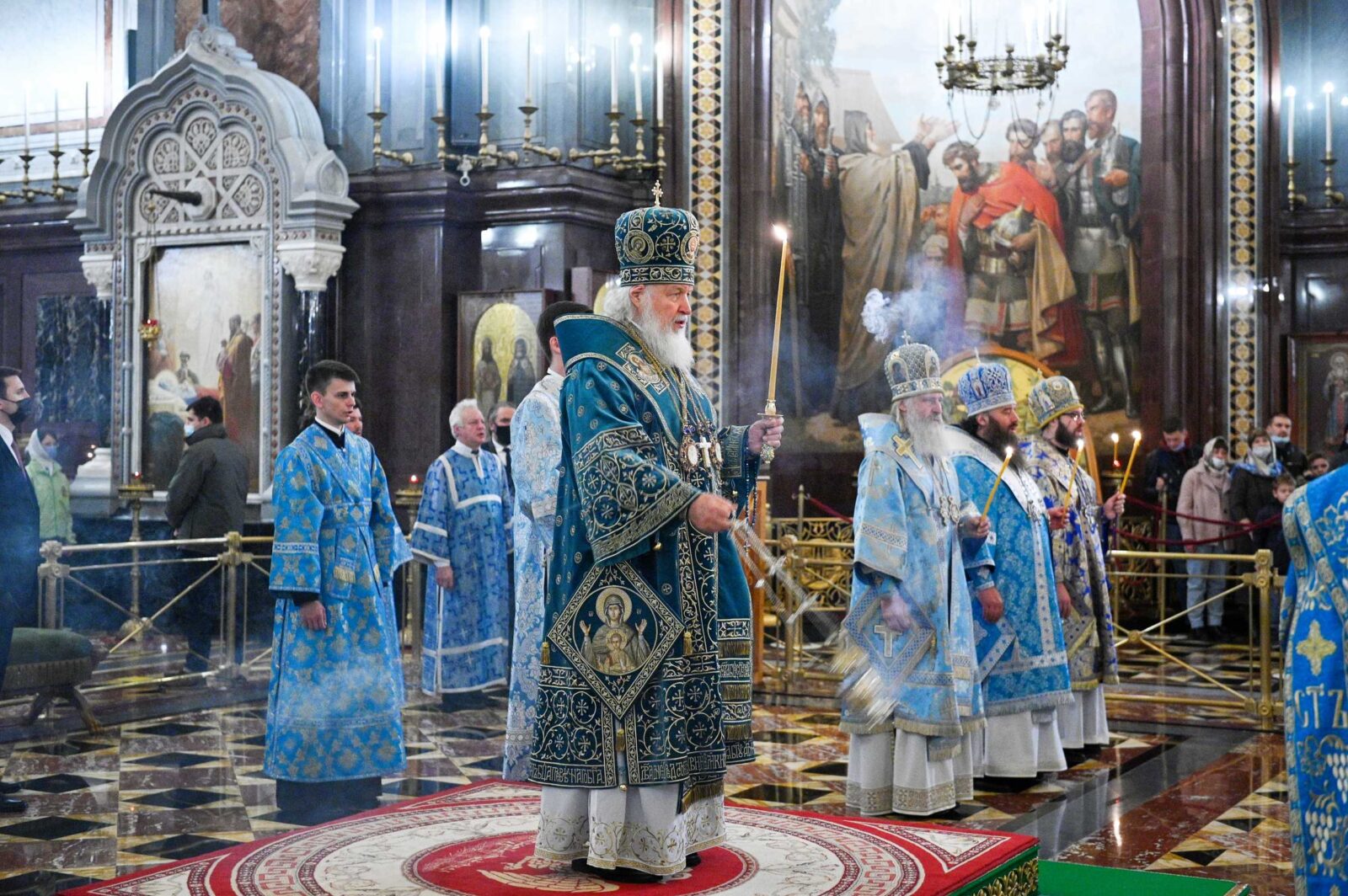 Епископ москвы. Праздник Покрова в храме. Иконы в храме Христа Спасителя в Москве. Храм Христа Спасителя батюшка. Митрополит Феогност Каширский проповеди.