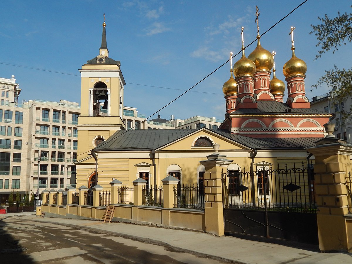 Никольские церкви в москве. Храм святителя Николая Смоленская. Храм святителя Николая на Щепах в Москве. Церковь святителя Николая Мирликийского на Щепах, Москва. Храм Николая Чудотворца Смоленская метро.